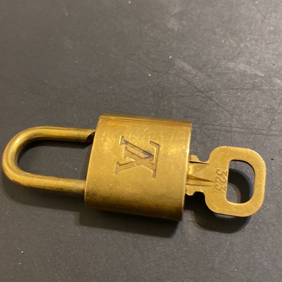- Louis Vuitton Authentic Lock & Key # 323 - Picture 5 of 5